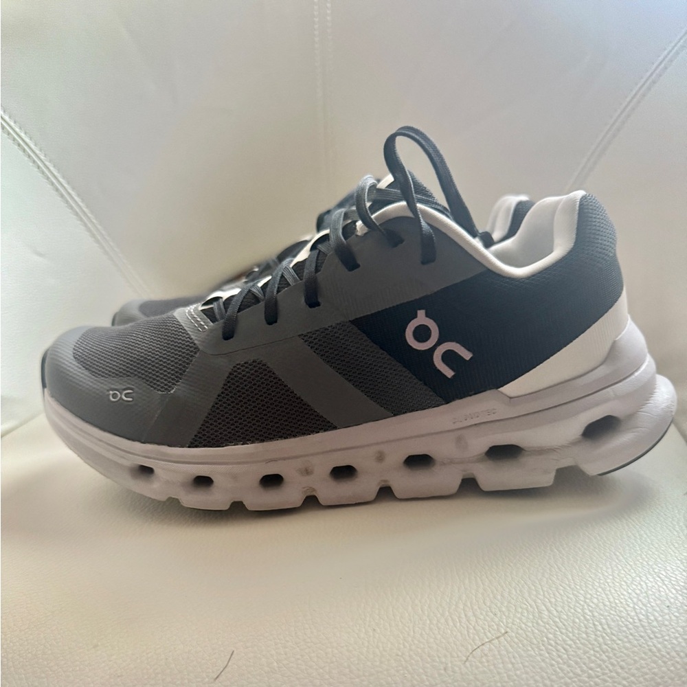 Used but good condition women’s On cloudrunner size 7.5